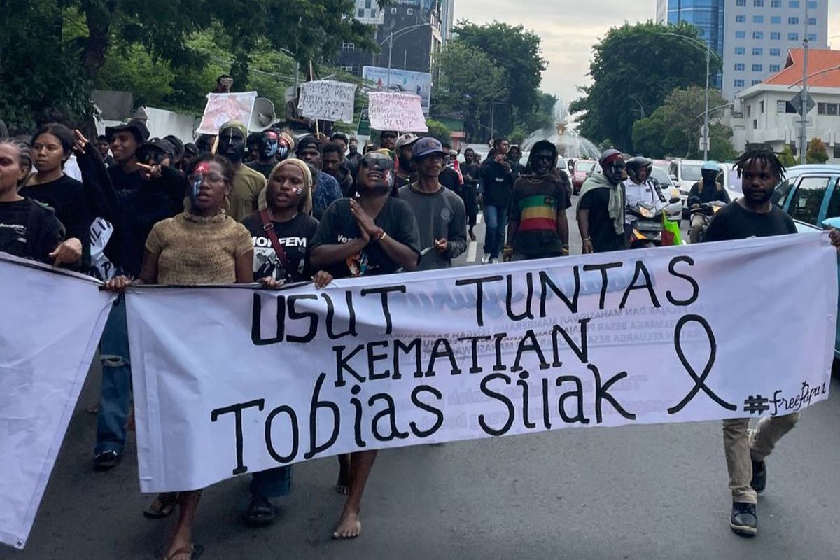 Aliansi Mahasiswa Papua (AMP) saat melakukan aksi demonstrasi di Gedung Grahadi, Surabaya.