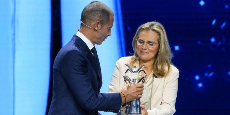 Presiden UEFA, Aleksander Ceferin, memberikan penghargaan Pelatih Wanita Terbaik UEFA kepada pelatih Timnas Inggris, Sarina Wiegman, di panggung usai drawing fase grup Liga Champions 2023-2024 di Grimaldi Forum, Monako, pada Kamis (31/8/2023).