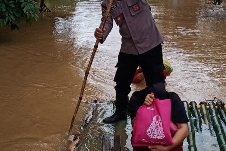 Menggunakan rakit bambu, petugas berusaha mengevakuasi warga yang terjebak banjir di Pengaron, Kabupaten Banjar, Kalsel, Kamis (14/1/2021). 