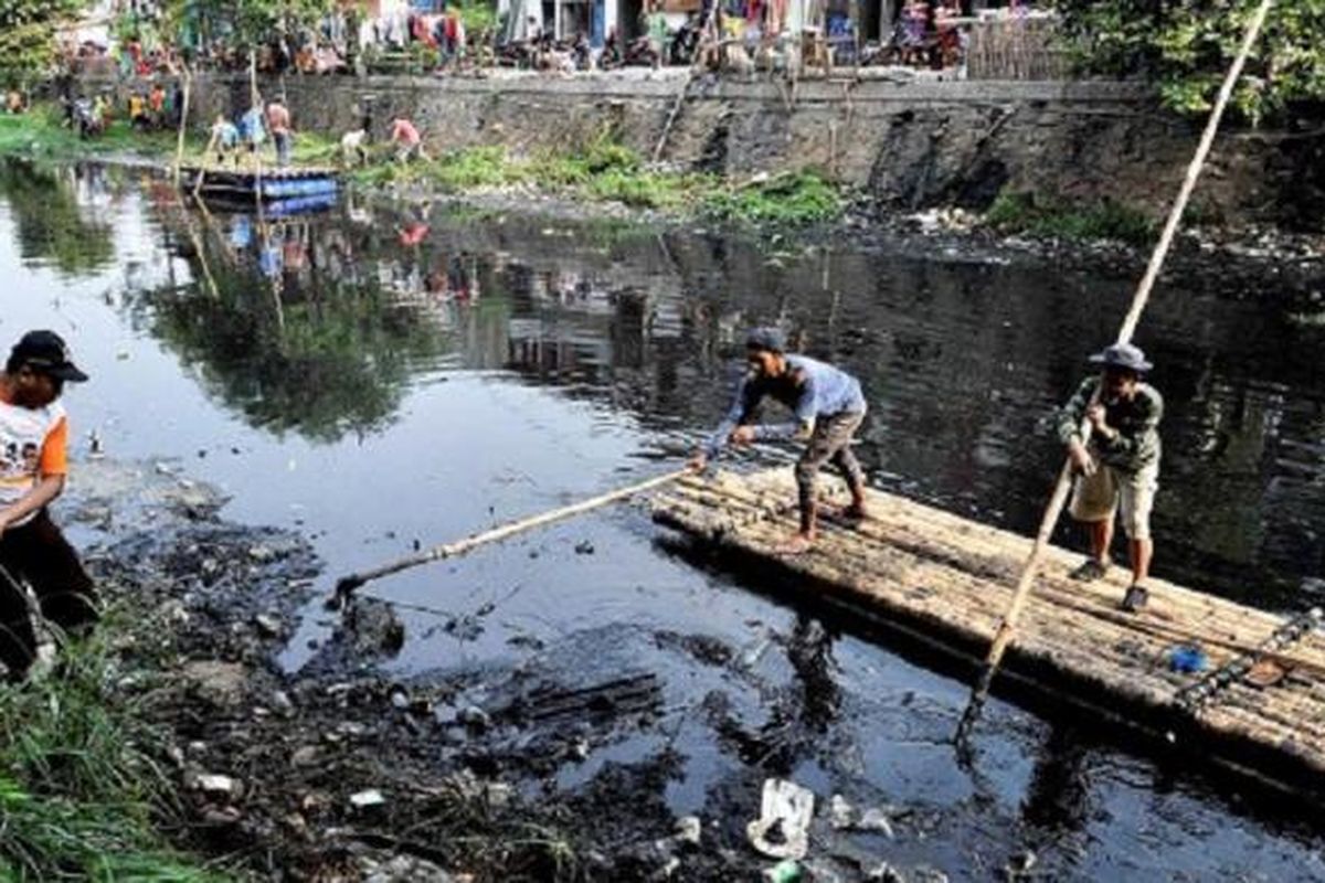 Warga yang tinggal di bantaran sungai anak Kali Ciliwung di Kelurahan Ancol, Pademangan, Jakarta Utara, membersihkan sampah sungai, Minggu (8/11). Dalam kegiatan tersebut, juga diluncurkan rakit pembersih sungai yang merupakan hasil swadaya warga. 