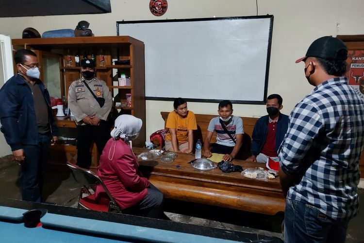 Polres Blora lakukan penggeledahan di Markas Pemuda Pancasila Blora, Selasa (14/12/2021)