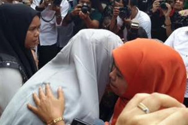 Menteri Sosial Khofifah Indar Parawansa menyerahkan bantuan kepada Nanda Febriani di Pekanbaru, Sabtu (31/10/2015). Khofifah memeluk Nanda dan mengatakan ikut berdukacita atas musibah yang dialami keluarga Nanda.