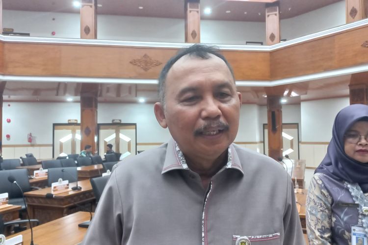 Bupati Purworejo Agus Bastian mengaku belum mendapat surat edaran secara resmi yang ditujukan kepadanya. Ia menilai kemungkinan larangan itu hanya untuk pejabat pemerintah di tingkat pusat. 