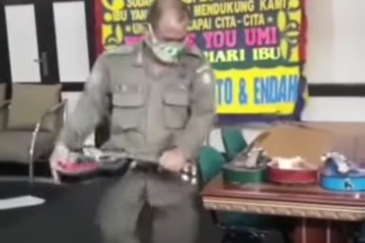 Tangkapan layar video anggota Satpol PP Pontianak mematahkan ukulele. Video ini kemudian viral dan ramai dibincangkan di Instagram dan Twitter