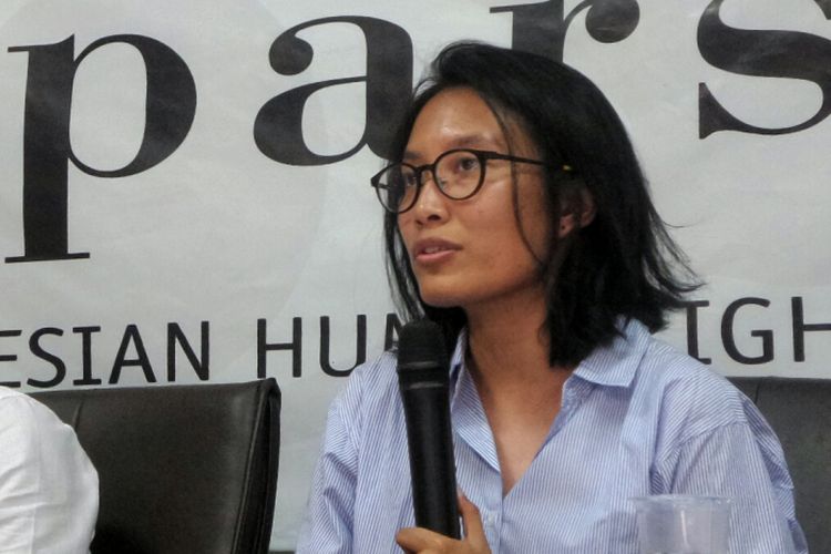 Wakil Koordinator Komisi untuk Orang Hilang dan Korban Tindak Kekerasan (Kontras) Puri Kencana Putri saat memberikan keterangan pers di di kantor Imparsial, Tebet, Jakarta Selatan, Senin (25/9/2017). 
