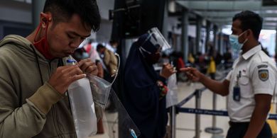 Calon penumpang kereta api jarak jauh mengikuti pemeriksaan sampel napas GeNose C19 di Stasiun Pasar Senen, Jakarta Pusat, Kamis (4/2/2021). Mulai 5 Februari 2021, PT KAI menyediakan layanan pemeriksaan GeNose C19 di Stasiun Pasar Senen dan Stasiun Yogyakarta sebagai syarat untuk naik kereta api jarak jauh.