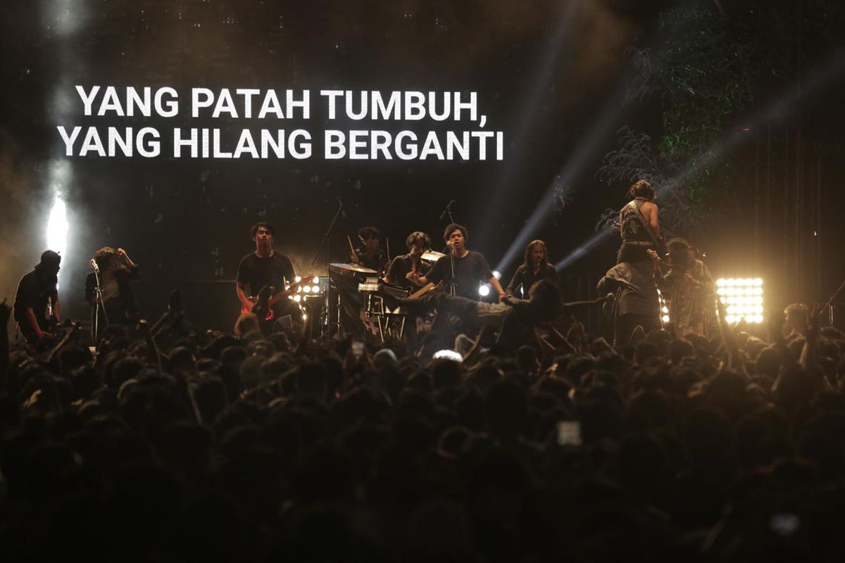 Band .Feast saat tampil di acara Synchronize Fest 2019 di Gambir Expo, Kemayoran, Jakarta Pusat, Minggu (6/10/2019). 