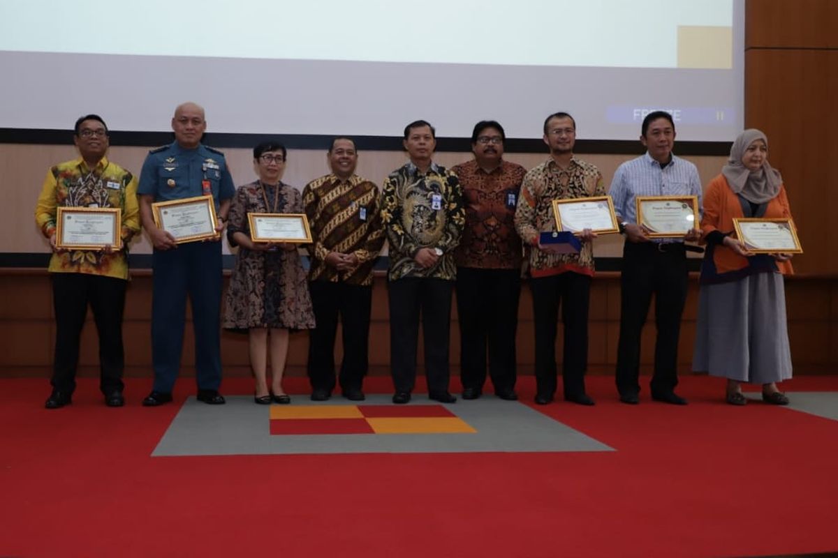 Kepala Biro Keuangan BKN, Wahyu, menerima penghargaan IKPA Award dari Kepala Kanwil Wilayah Direktorat Jenderal Perbendaharaan Negara (DJPBN) Provinsi DKI Jakarta, Ludiro di kantor Wilayah DJPBN Provinsi DKI Jakarta, Jakarta Timur, Selasa (18/2/2020).