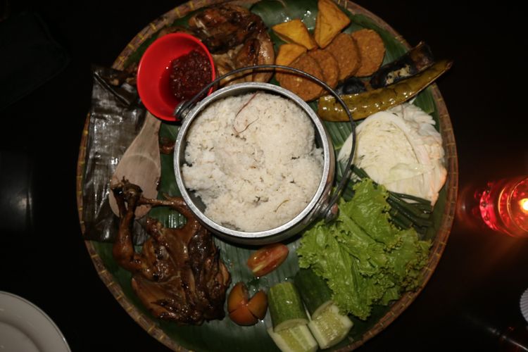 Penyajian Nasi Liwet Sunda di Cirebon, lengkap dengan ketel penanak nasi.