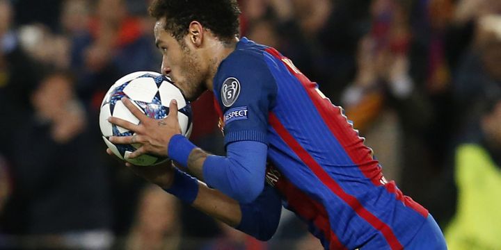 (FILE) Foto ini diambil pada 8 Maret 2017 yang memperlihatkan penyerang Barcelona, Neymar, mencium bola ketika melakukan selebrasi usai mencetak gol ke gawang Paris Saint-Germain pada leg kedua babak 16 besar Liga Champions di Camp Nou, Barcelona.