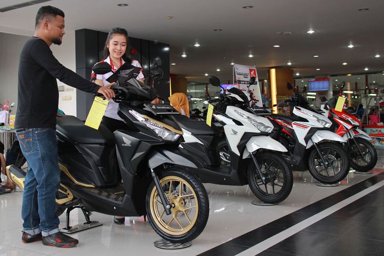 Aktivitas jual-beli sepeda motor Honda di Jawa Barat, khususnya Bandung.