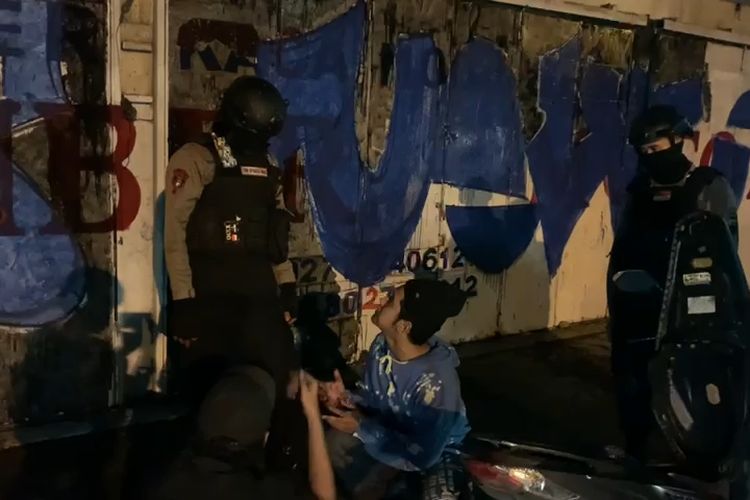 Dua pemuda di Kota Solo, diamankan polisi setelah kedapatan melakukan aksi vandalisme.