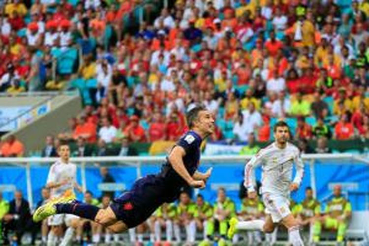 Aksi terbang Robin van Persie saat mencetak gol ke gawang Spanyol.