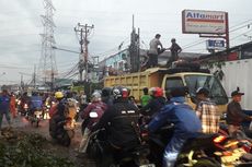 Pengemudi Mobil Bak Tewas Tertimpa Pohon Tumbang di Duren Sawit