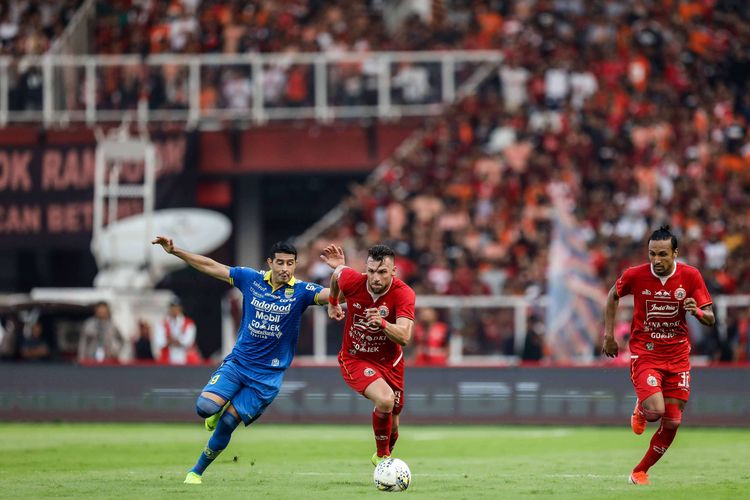 Pemain Persija Jakarta, Marco Simic berebut bola dengan pemain Persib Bandung, Esteban Gabriel pada laga pekan kedelapan Liga 1 2019 di Stadion Utama Gelora Bung Karno, Jakarta, Rabu (10/7/2019).  Persija Jakarta bermain imbang dengan skor 1-1 melawan Persib Bandung.