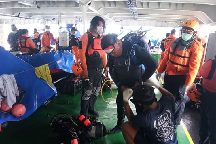 Persiapan relawan penyelam Indonesia Divers Rescue Team dalam pencarian korban kecelakaan Sriwijaya Air