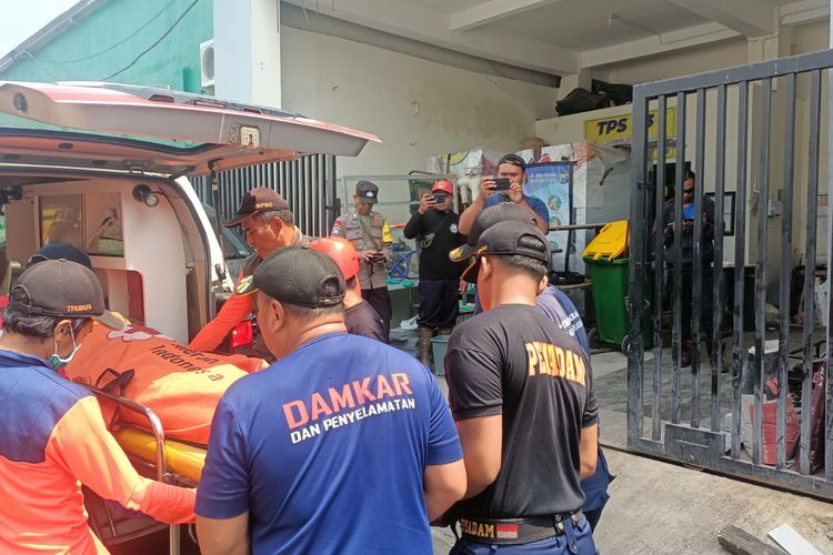 Jenazah saat dipindahkan dari mobil ambulans ke Rumah Sakit Bhayangkara Hasta Brata, Kota Batu. 