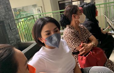 Aktris Nikita Mirzani hadir sebagai saksi pelapor kasus dugaan keterangan palsu yang dilakukan penyanyi Isa Zega di Pengadilan Negeri (PN) Jakarta Selatan, Rabu (13/7/2022). Pada Kamis (21/7/2022), Nikita Mirzani ditangkap oleh penyidik Polresta Serang Kota di lobi Mal Senayan City, Jakarta Pusat.