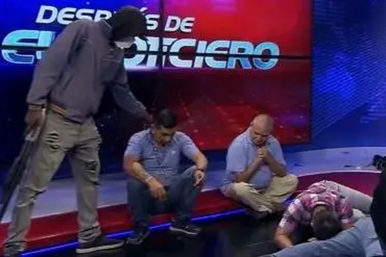 Serangan terjadi saat siaran langsung stasiun televisi publik TC di Kota Guayaquil sedang berjalan.