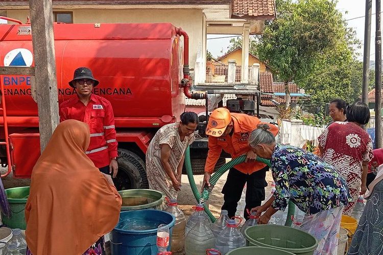 Kemarau Picu Kekeringan di Sumedang, BPBD Salurkan 5.000 Liter Bantaun Air Bersih