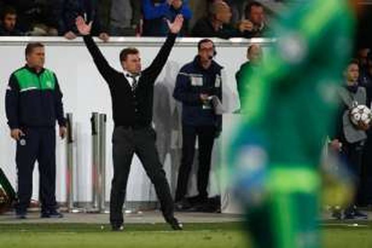 Pelatih Wolfsburg, Dieter Hecking, memberi instruksi kepada para pemainnya dalam laga kontra Real Madrid di Volkswagen Arena, Rabu (6/4/2016). 