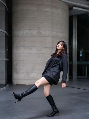 Mawar Eva dengan sepatu Stuart 75 To-The-Knee Boot, 