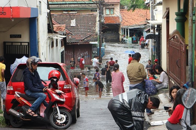 Banjir di kompleks BTN, Kelurahan Sukabumi Selatan, Kebon Jeruk, Jakarta Barat, Rabu (1/1/2020) siang.