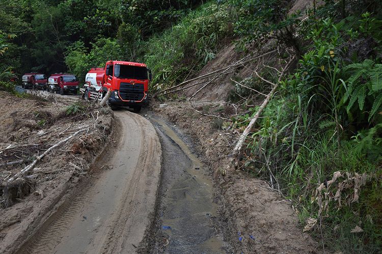 Sejumlah truk pengangkut BBM dari TBBM Nabire melintasi kawasan hutan menuju sejumlah daerah pedalaman di antaranya dogiyai, paniai hingga yang terjauh Kampung Obano di Papua, Rabu (28/11/2018). Meski dengan upaya distribusi yang tidak mudah, program BBM satu harga menjadi sangat vital bagi masyarakat pedalaman Papua guna mendukung berbagai aktivitas mereka.