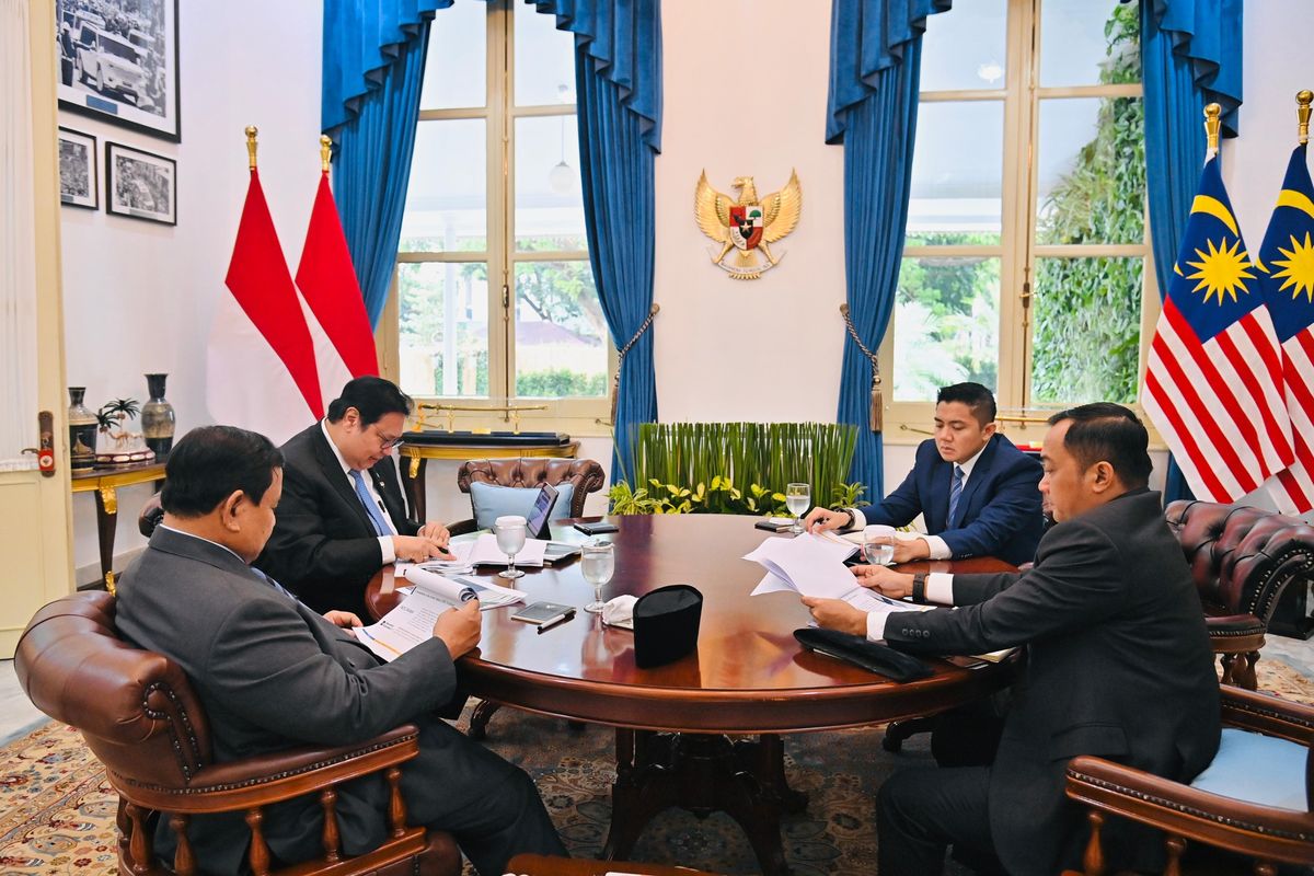 Presiden Prabowo dan Menko Airlangga dalam rapat terbatas (Ratas) bersama jajaran Menteri Kabinet Merah Putih di Istana Merdeka, Jakarta, Jumat (27/6/2025).