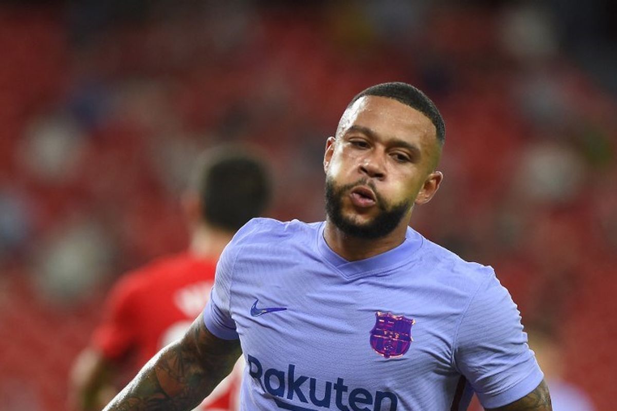 Penyerang Barcelona Memphis Depay merayakan gol ke gawang Athletic Bilbao pada laga lanjutan Liga Spanyol, Minggu (22/8/2021) dini hari WIB.