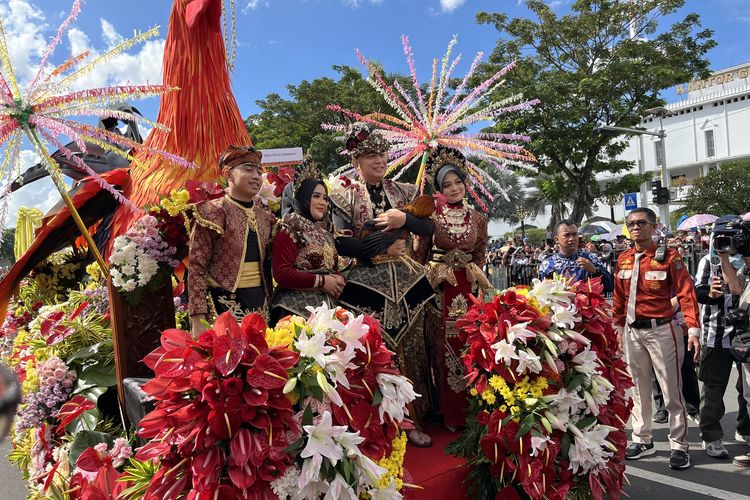 Eri Cahyadi “Memanah”, Bawa Ayam Jago, hingga Perankan Karakter Sawunggaling di Parade Surabaya Vaganza 2025