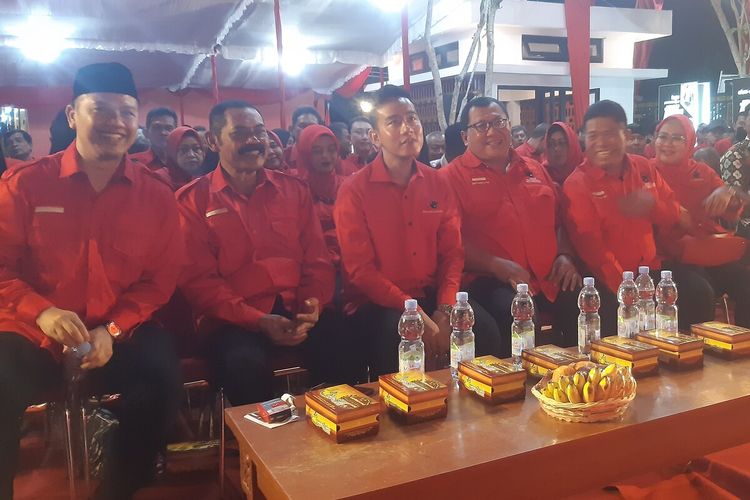 Ketua DPC PDI-P FX Hadi Rudyatmo atau Rudy duduk berdampingan dengan Wali Kota Solo Gibran Rakabuming Raka dalam pelantikan Bapilu DPC PDI-P di Taman Bandar Semanggi, Pasar Kliwon, Solo, Jawa Tengah, Kamis (16/3/2023) malam.