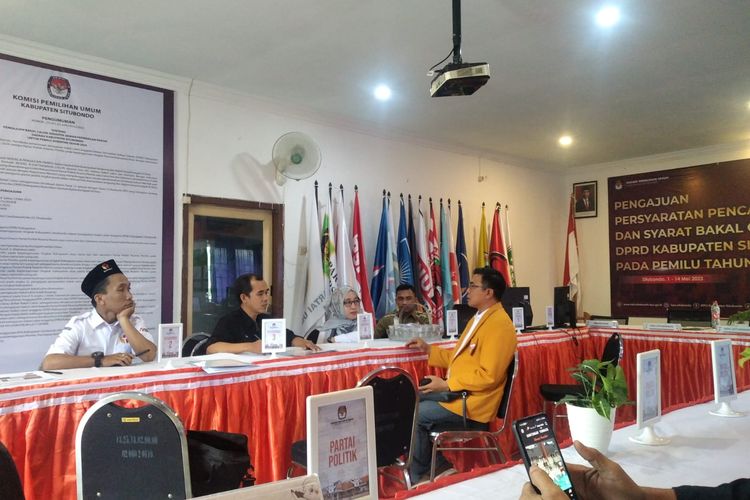 Foto: Proses verifikasi calon legislator di Kantor KPU Situbondo .