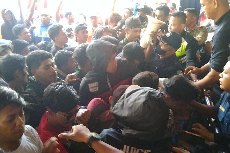 Kericuhan antara ratusan mahasiswa dari Himpunan Mahasiswa Islam (HMI) Kendari dengan aparat petugas keamanan terjadi di pelabuhan Murhum Baubau, Kamis siang (23/11/ 2023). Kericuhan ini terjadi saat 159 mahasiswa tak memiliki tiket memaksa masuk kedalam ruang tunggu di pelabuhan Murhum Baubau.