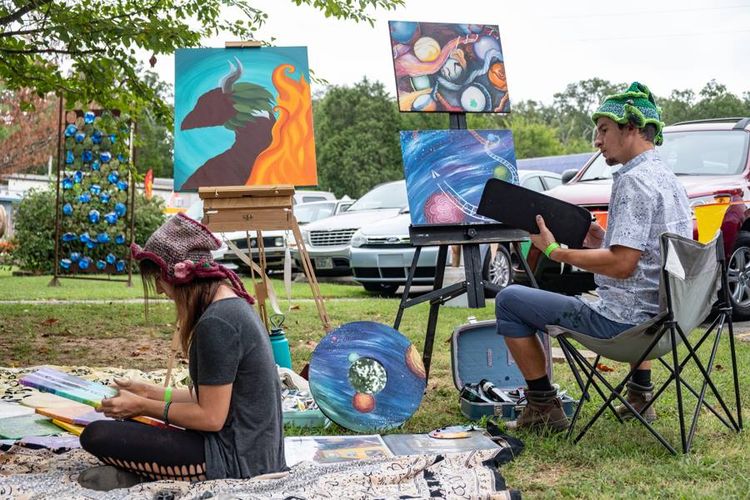 Ilustrasi seniman - Dua orang pelukis di acara Terra Studios' Fall Music & Art Festival di Art Park, Northwest Arkansas, Arkansas, Amerika Serikat.