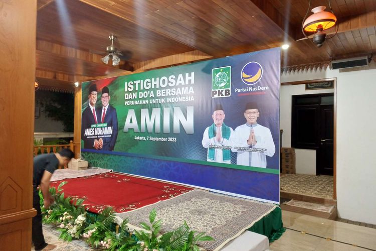 Panggung utama acara istigosah pasangan capres-cawapres Koalisi Perubahan dan Persatuan (KPP) yang hanya memuat logo partai Nasdem dan PKB di lokasi acara  Pendopo Pulo Nangka, Pulo Gadung, Jakarta Timur, Kamis (7/9/2023).