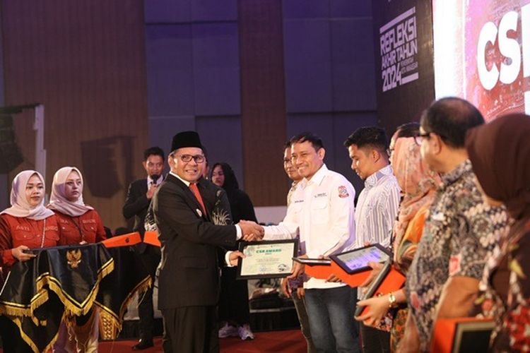 Wali Kota (Walkot) Makassar Mohamad Ramdhan Pomanto menyerahkan penghargaan CSR Award dalam acara Refleksi Akhir Tahun 2024 di Hotel Four Point pada Jumat (27/12/2024). 
