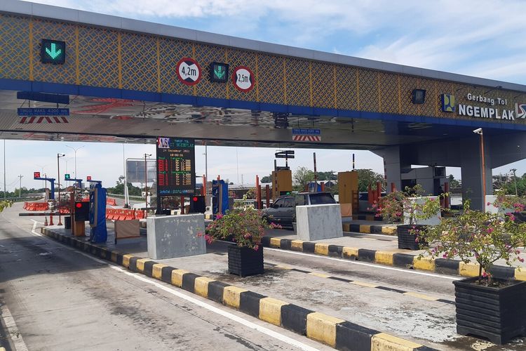 Suasana lalu lintas di Gerbang Tol Ngemplak bagian dari ruas Jalan Tol Solo-Ngawi, Jumat (24/12/2021).