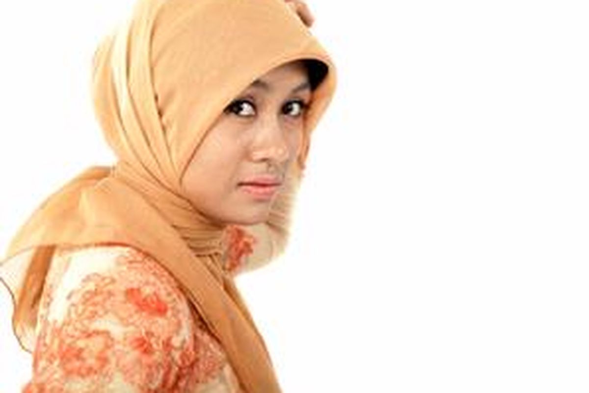 Karena tertutup jilbab, rambut tidak terkena udara bebas dan membuat minyak cenderung menumpuk.