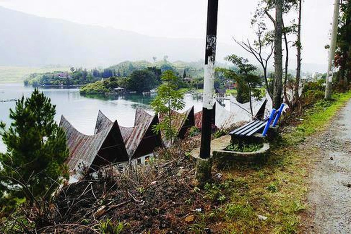 Seorang wisatawan asing berjalan menyusuri jalanan di Tuktuk, Pulau Samosir, Sumatera Utara, Kamis (11/2). Kawasan Tuktuk yang sempat terpuruk sejak krisis moneter tahun 1997 berusaha bangkit dan menjadi primadona daya tarik wisatawan di kawasan Toba Samosir.