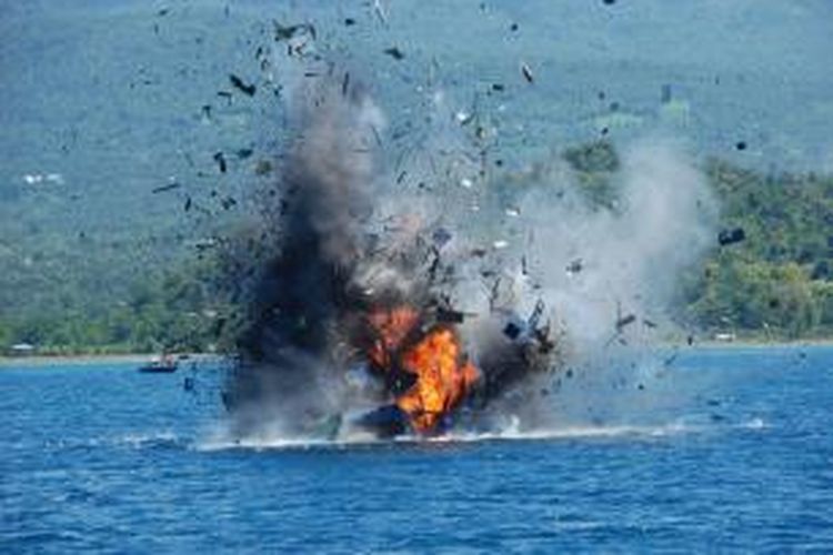 Proses penenggelaman kapal pencuri ikan di perairan Bitung, Sulawesi Utara, Rabu (20/5/2015) siang. Penenggelaman tersebut dilakukan oleh TNI Angkatan Laut.