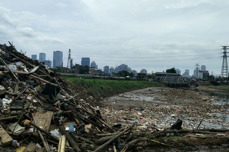Kondisi Banjir Kanal Barat, Kali Ciliwung, Karet, Tanah Abang, Jakarta Pusat, Senin (13/1/2020).