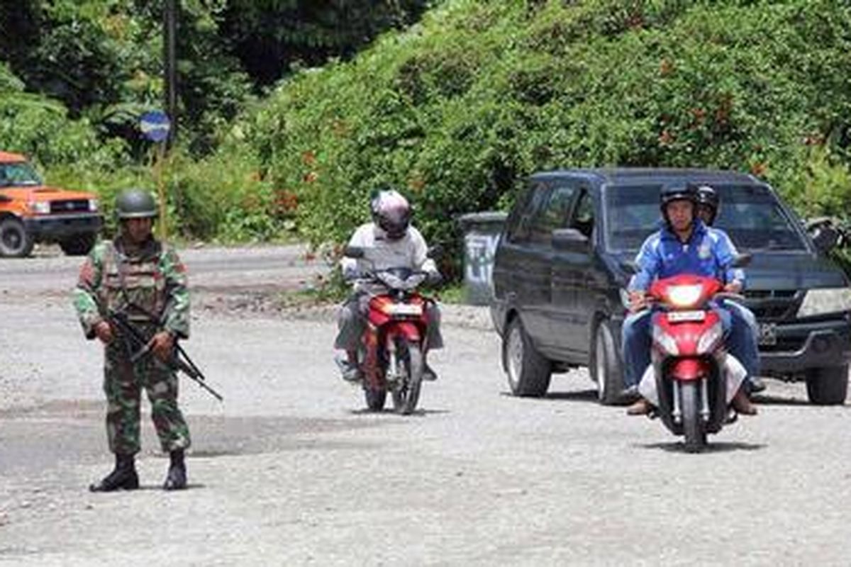 Personil TNI sedang berjaga di checkpoint 32, areal PT Freeport Indonesia, di Timika, Kabupaten Mimika, Papua, Rabu (26/10/2011). Meski penjagaan sudah diperketat dan jumlah personil ditambah, teror penembakan masih saja terjadi. Rabu dinihari, mobil patroli yang diisi tiga personil polisi dan dua petugas pengamanan PT Freeport ditembaki di mil 35.