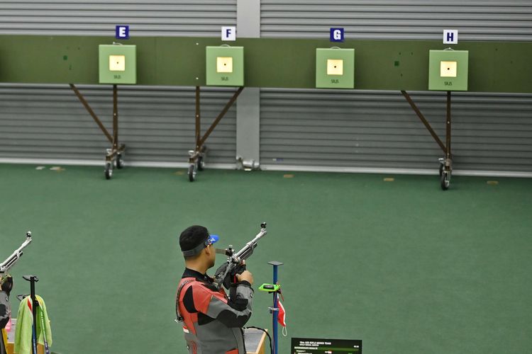 Dua petembak Indonesia Fathur Gustafian (kanan) dan Citra Dewi Resti menembak sasaran pada pertandingan babak final nomor 10 Meter Air Rifle (senapan angin) Tim Campuran Menembak SEA Games 2021 Vietnam di Hanoi Sports Training and Competition Center, Hanoi, Vietnam, Rabu (18/5/2022). Fathur dan Citra meraih medali emas setelah mengalahkan tim campuran petembak Singapura dengan keunggulan poin 16-10.