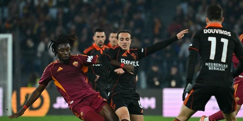 Manu Kone (kiri) berduel dengan Maxence Caqueret dalam pertandingan sepak bola Serie A Liga Italia antara AS Roma vs Como di Stadion Olimpiade di Roma pada 15 Desember 2025. (Foto oleh Filippo MONTEFORTE / AFP)