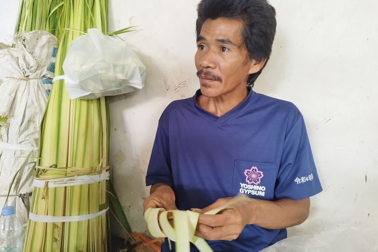 Apen (52) alias Among, pengrajin ketupat musiman yang berasal dari Pandeglang, Banten, Jawa Barat, saat diwawancarai di Pasar Senen Blok III, Jakarta Pusat, Kamis (4/4/2024).