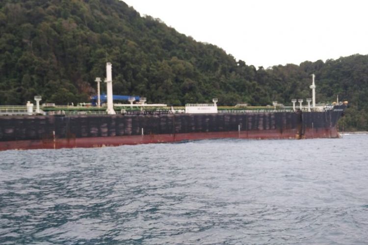 Kapal tanker berbendera Amerika terdampar di Pulau Sedue, Kecamatan Tambelan. Anehnya, kapal ini sama sekali tidak ada ABK-nya.