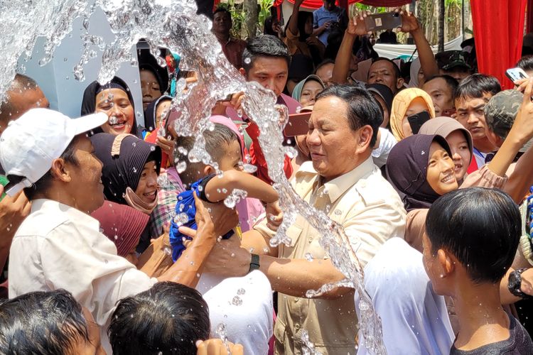 Menteri Pertahanan Prabowo Subianto bermain air bersama anak-anak saat peresmian bantuan sumur bor di Desa Suro, Kecamatan Kalibagor, Kabupaten Banyumas, Jawa Tengah, Minggu (29/10/2022).