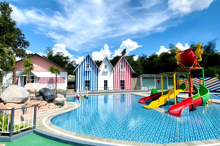 Waterpark di Wisata Alam Oasis, yakni tempat wisata baru di Sukabumi yang ramah keluarga dan anak-anak dengan nuansa ala Eropa. 