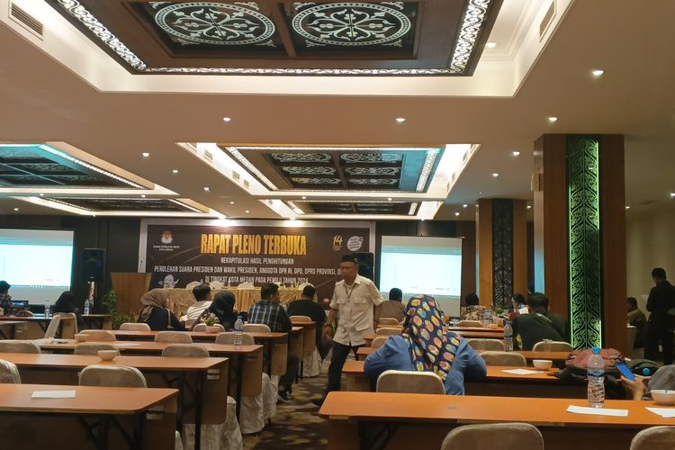 Suasana rapat pleno terbuka rekapitulasi penghitungan suara Pemilu Kota Medan di Hotel Le Polonia, Senin (11/3/2024) dinihari